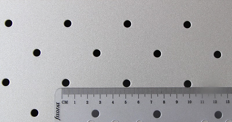 ホームエレクターレディメイドシリーズのパンチングシェルフの穴のサイズは6mm、穴～穴の間隔は約5cmほど