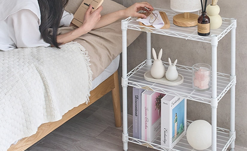 白いスチールラックの画像