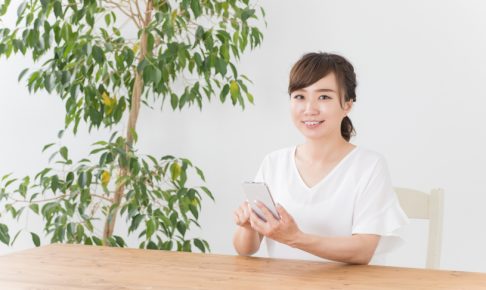 電卓を持つ女性