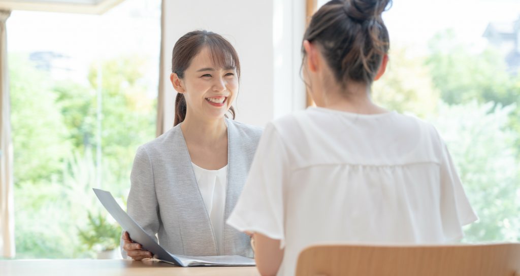 説明をしている女性と聞いている女性