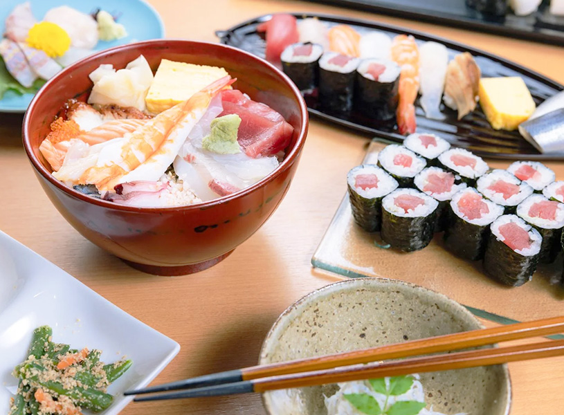 海鮮系の食品がテーブルの上にに並んでる画像