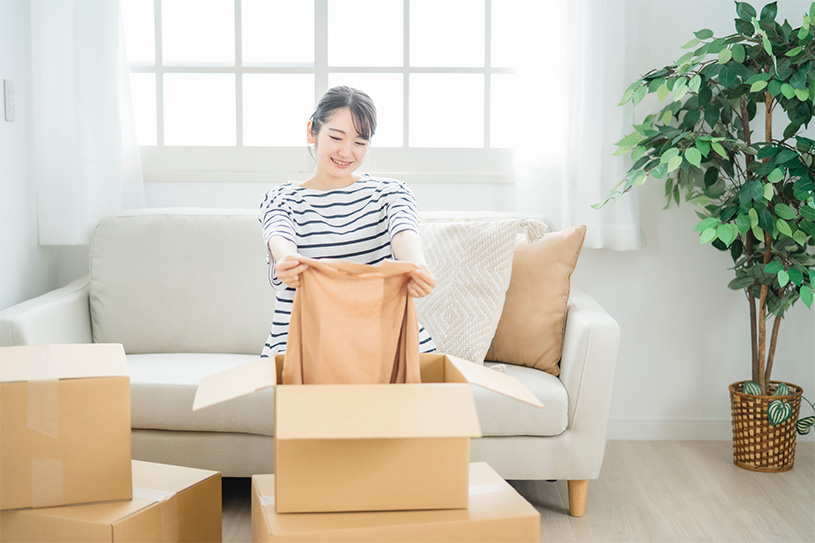 断捨離をしている女性