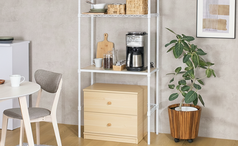 チェストの上にラックがある画像