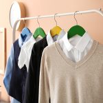 ハンガーに掛ける制服のイメージ画像