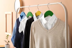ハンガーに掛ける制服のイメージ画像
