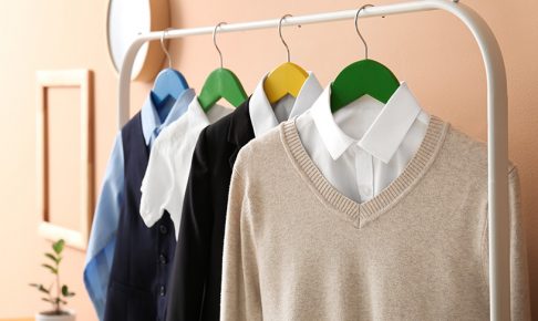 ハンガーに掛ける制服のイメージ画像