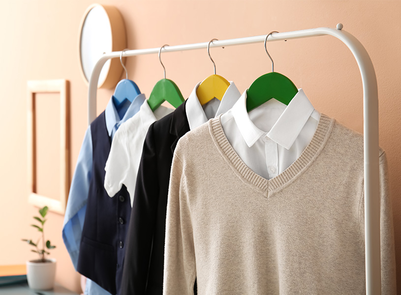 ハンガーに掛ける制服のイメージ画像